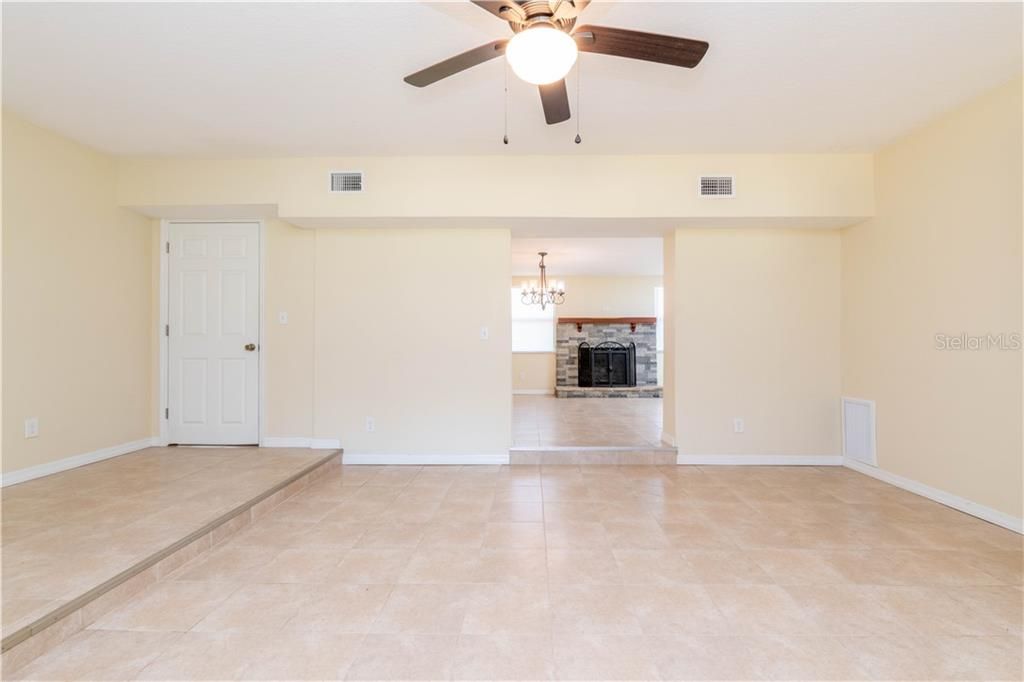 Recently Sold: $349,900 (3 beds, 2 baths, 1984 Square Feet)