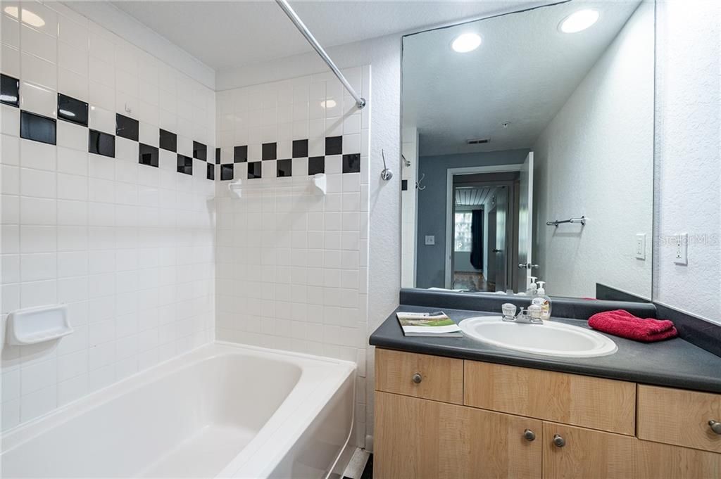 Recently Sold: $245,000 (1 beds, 1 baths, 789 Square Feet)