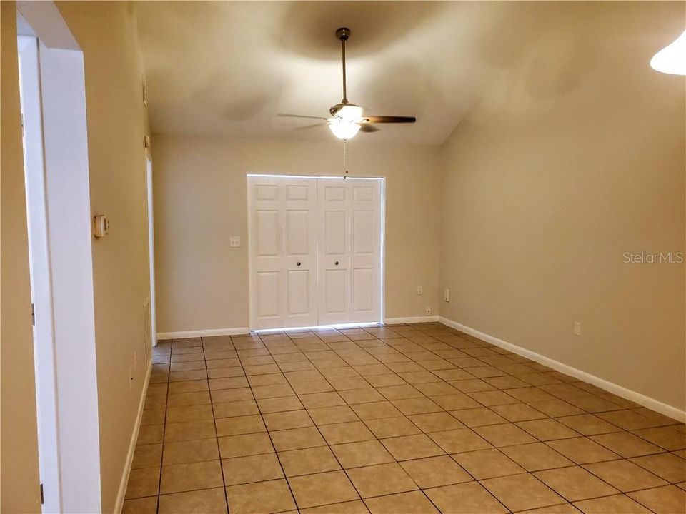 Recently Rented: $1,300 (3 beds, 2 baths, 950 Square Feet)