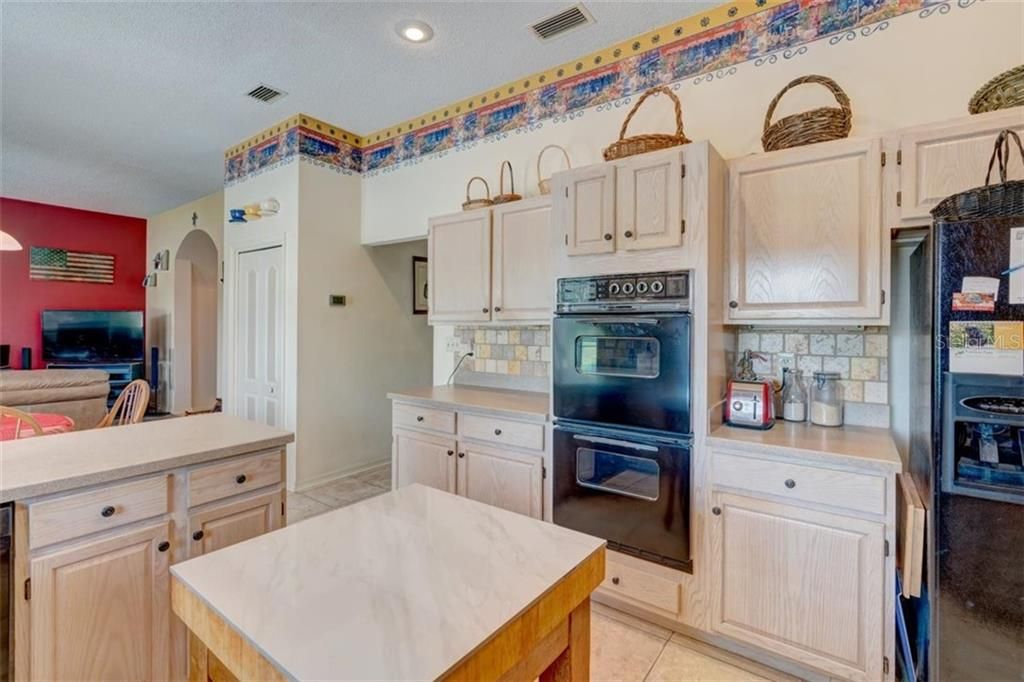 Recently Sold: $600,000 (4 beds, 2 baths, 3243 Square Feet)