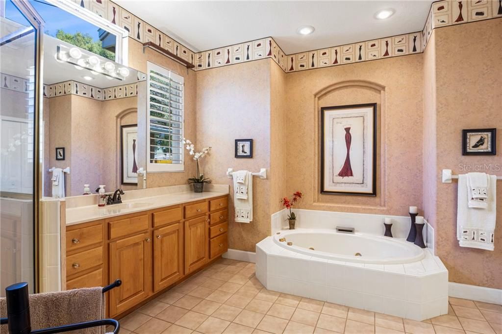 最近售出: $695,000 (4 贝兹, 3 浴室, 3149 平方英尺)