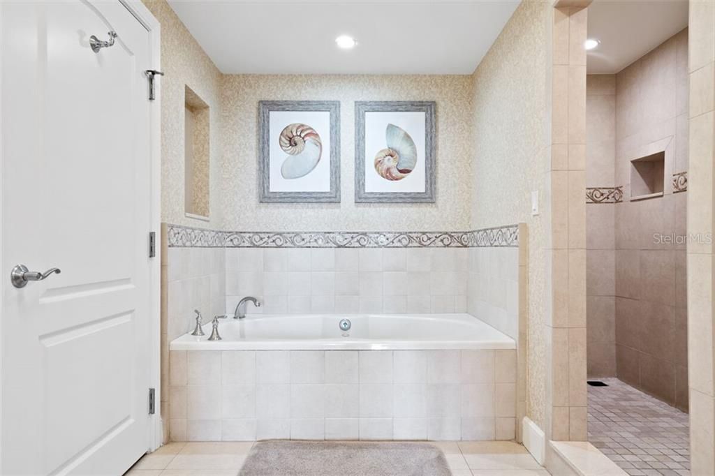 最近售出: $340,000 (2 贝兹, 2 浴室, 1646 平方英尺)