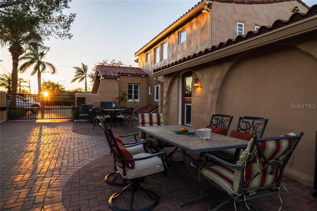 Recently Sold: $975,000 (5 beds, 4 baths, 3969 Square Feet)