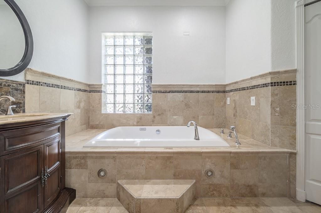 最近售出: $340,000 (4 贝兹, 2 浴室, 2215 平方英尺)