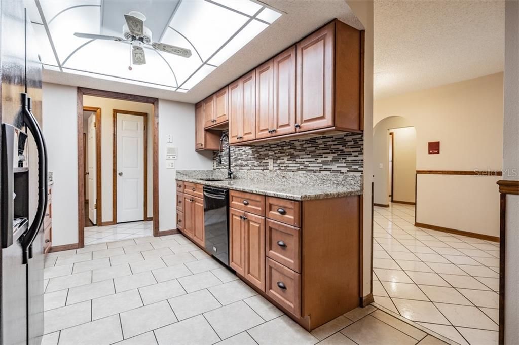 Recently Sold: $250,000 (3 beds, 2 baths, 1676 Square Feet)