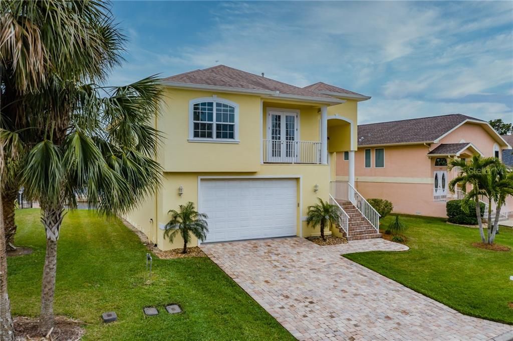 Recently Sold: $700,000 (3 beds, 2 baths, 2064 Square Feet)