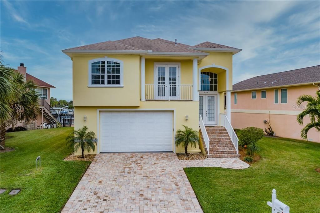 Recently Sold: $700,000 (3 beds, 2 baths, 2064 Square Feet)