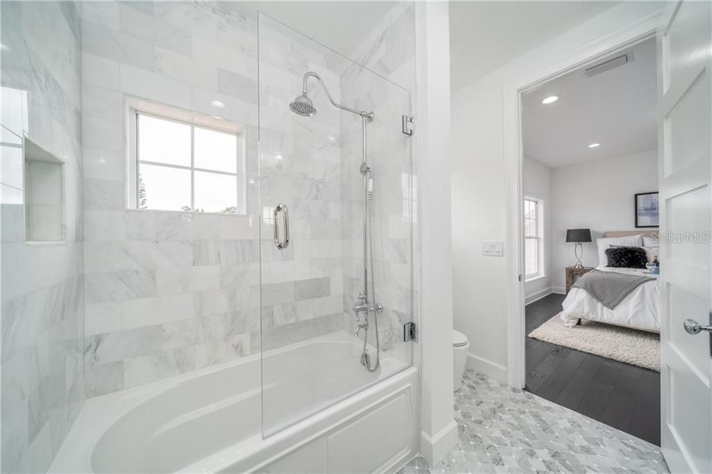 Недавно арендовано: $14,500 (5 спален, 6 ванн, 6050 Квадратных фут)