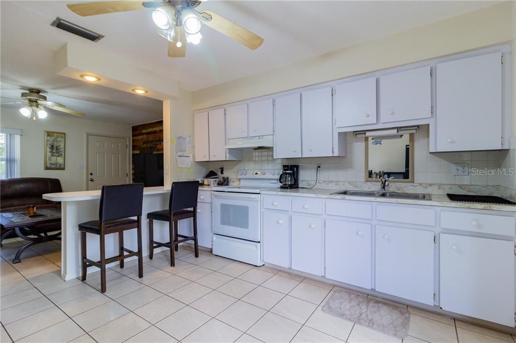 Recently Sold: $153,000 (2 beds, 1 baths, 884 Square Feet)