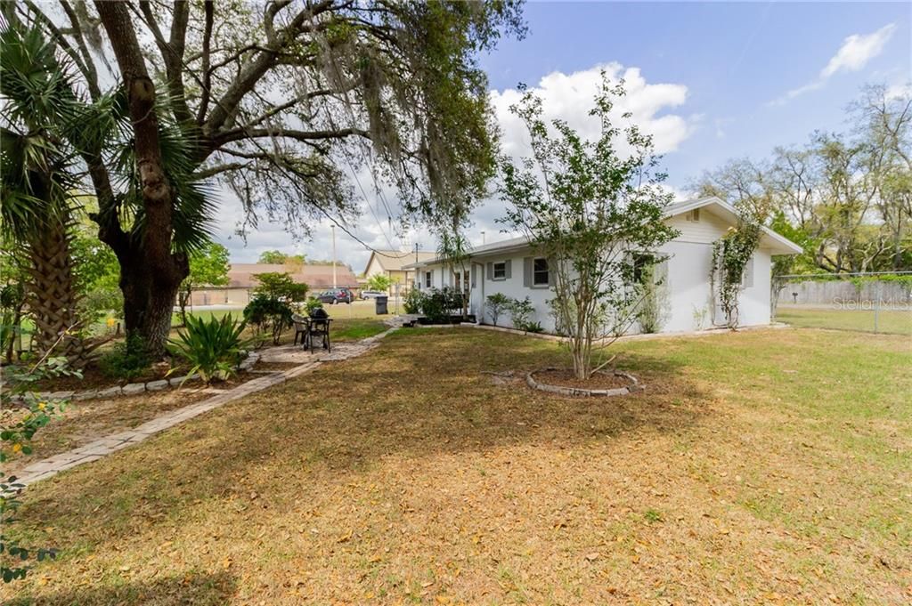 Recently Sold: $153,000 (2 beds, 1 baths, 884 Square Feet)
