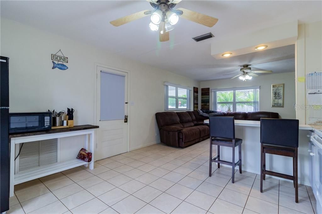 Recently Sold: $153,000 (2 beds, 1 baths, 884 Square Feet)