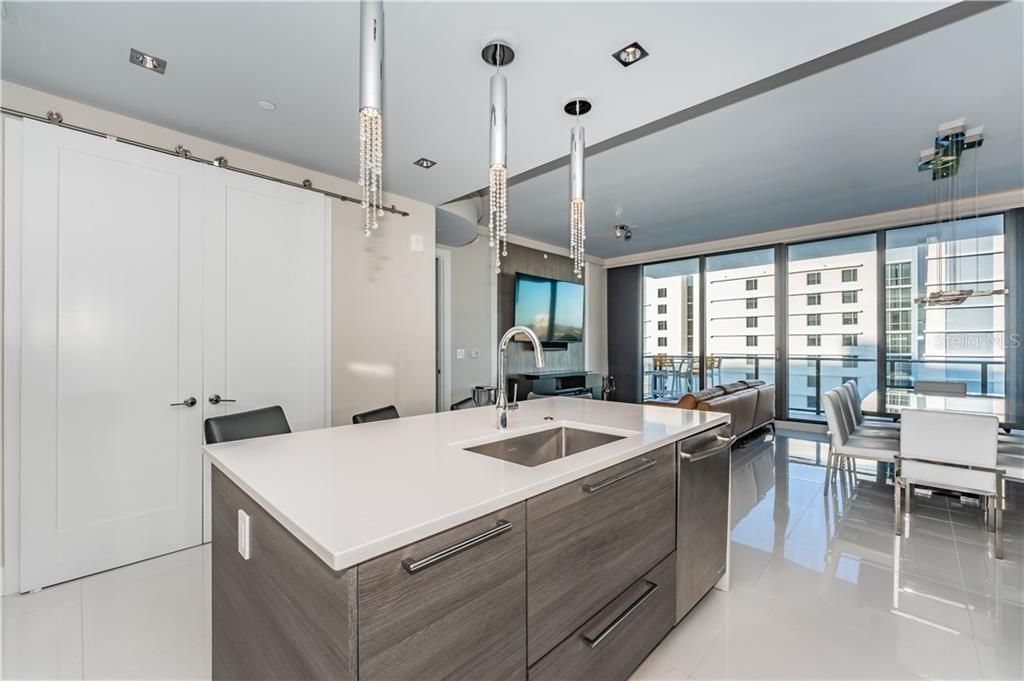 Recently Sold: $1,046,967 (2 beds, 2 baths, 1402 Square Feet)