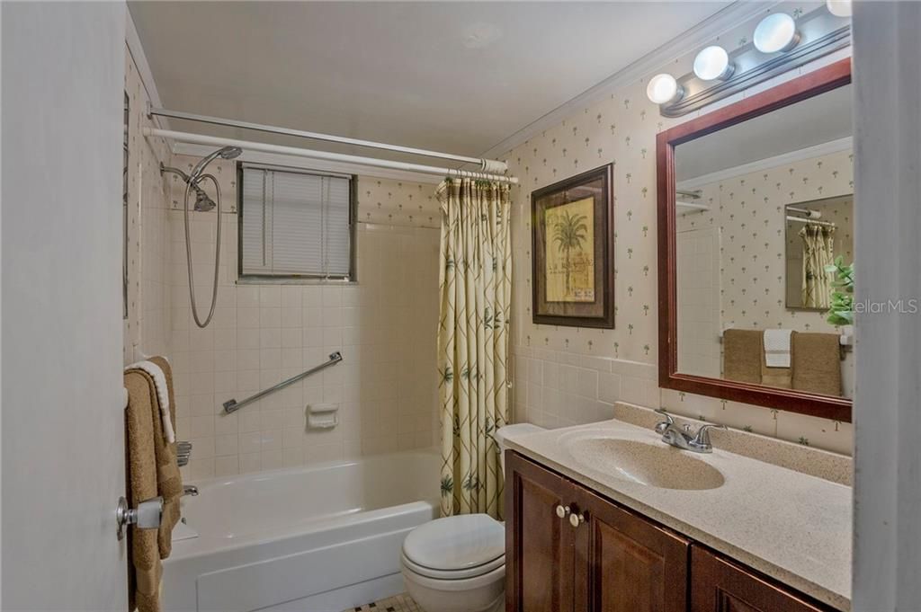 最近售出: $120,000 (2 贝兹, 1 浴室, 1015 平方英尺)