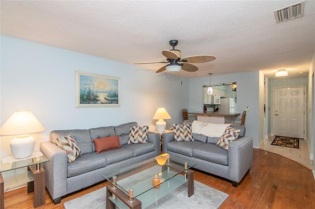 Recently Sold: $144,900 (2 beds, 2 baths, 963 Square Feet)