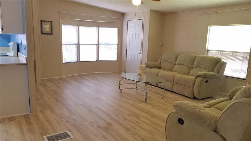 Recently Sold: $91,500 (2 beds, 2 baths, 1376 Square Feet)