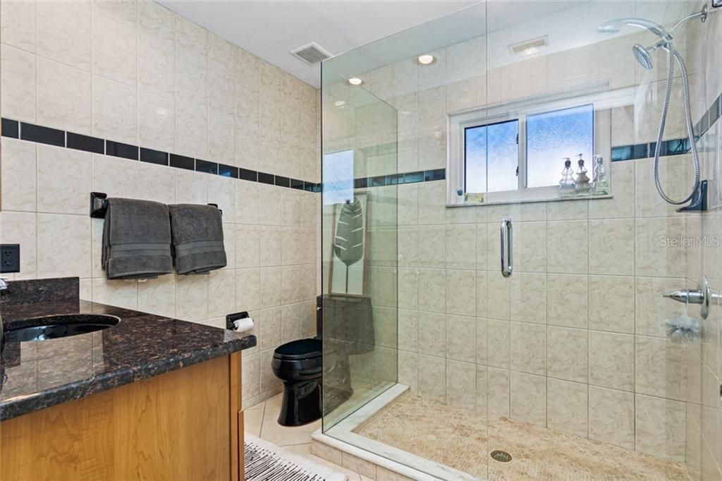 最近售出: $799,000 (4 贝兹, 3 浴室, 2360 平方英尺)