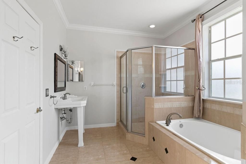 Недавно продано: $410,000 (4 спален, 2 ванн, 2642 Квадратных фут)