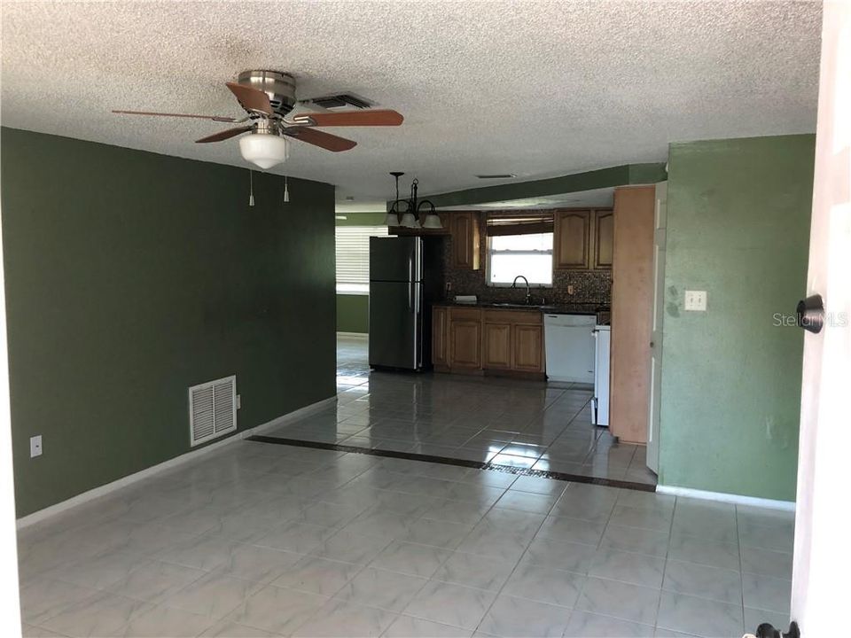 Recently Rented: $1,000 (2 beds, 1 baths, 975 Square Feet)