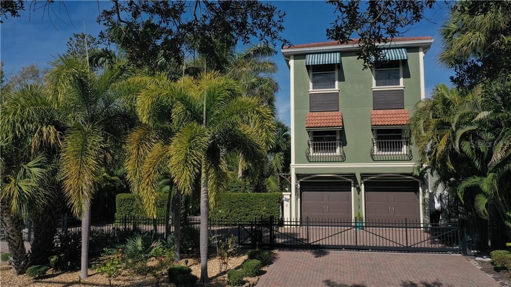 Recently Sold: $1,900,000 (4 beds, 3 baths, 3496 Square Feet)