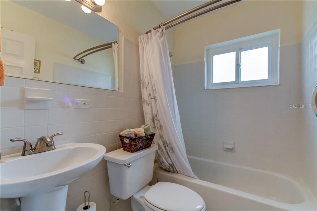 最近售出: $140,000 (2 贝兹, 1 浴室, 884 平方英尺)