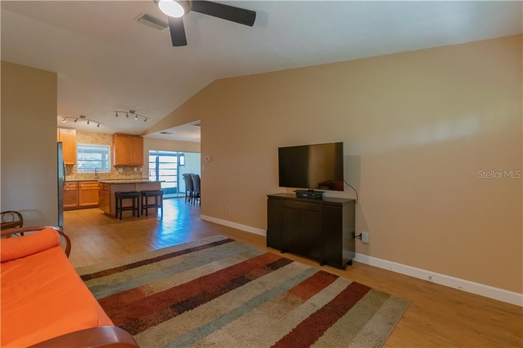 Recently Sold: $190,000 (2 beds, 1 baths, 1040 Square Feet)