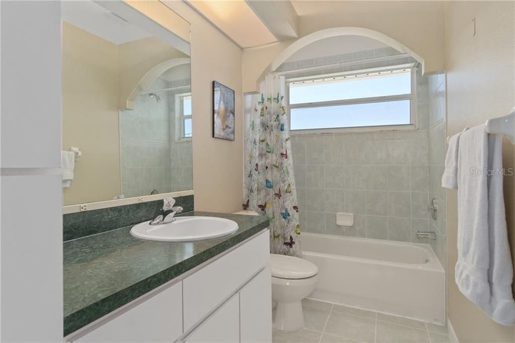 最近售出: $369,900 (3 贝兹, 2 浴室, 1668 平方英尺)