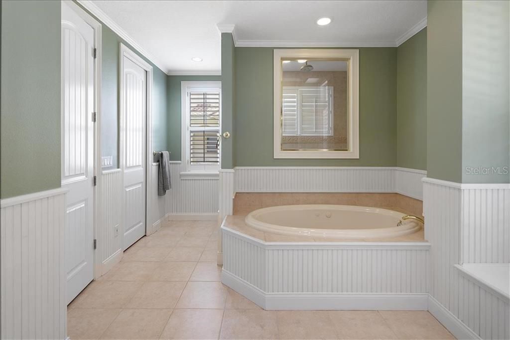 Недавно продано: $1,300,000 (5 спален, 4 ванн, 4523 Квадратных фут)