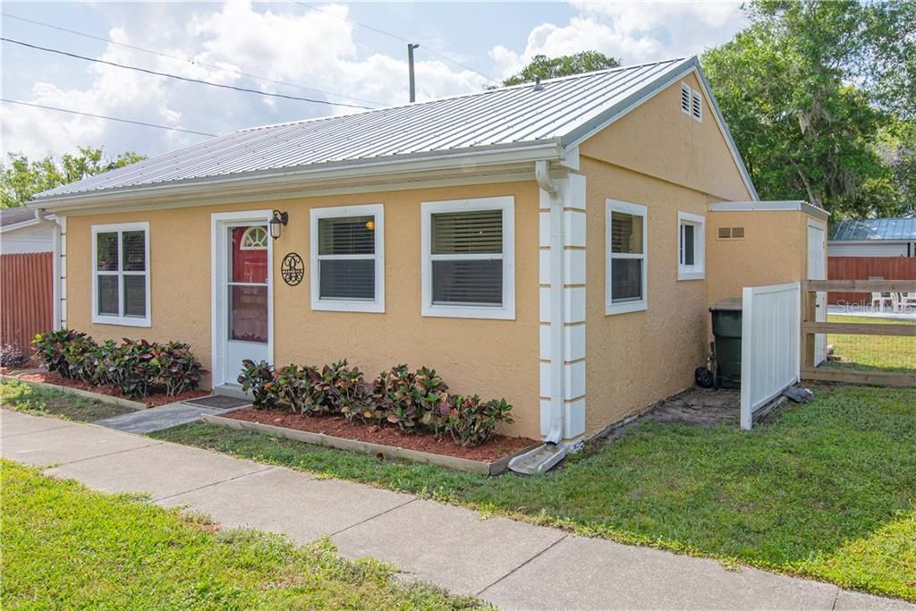 Recently Sold: $179,900 (2 beds, 1 baths, 660 Square Feet)