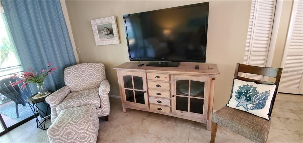 5" VIZIO TV INCLUDED ALONG WITH ALL FURNISHINGS SHOW....FURNITURE LIST AVAILABLE