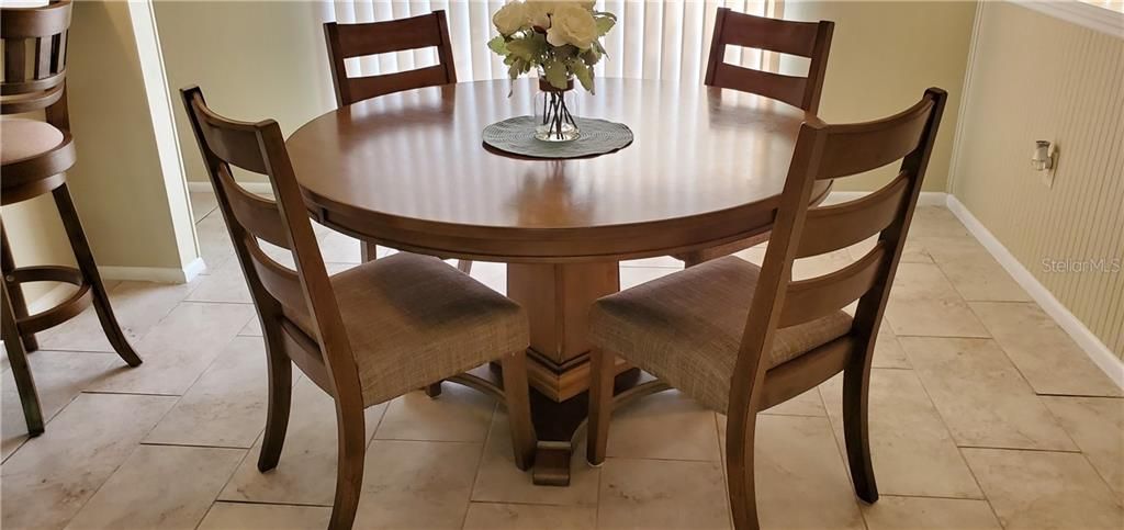 DINING ROOM TABLE WITH 6 CHAIRS INCL