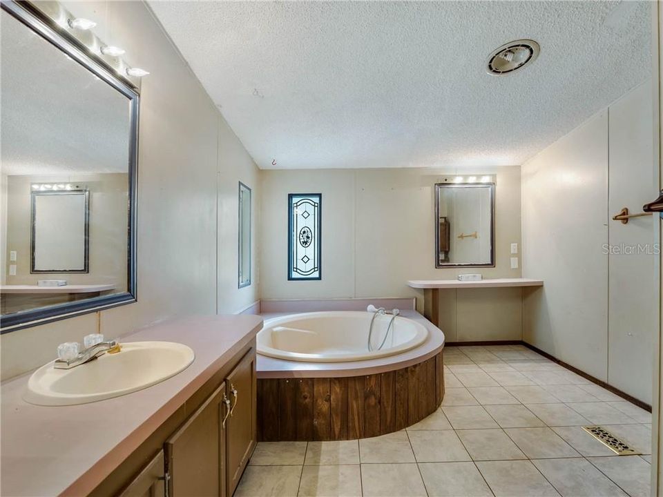 最近售出: $180,000 (4 贝兹, 2 浴室, 2128 平方英尺)
