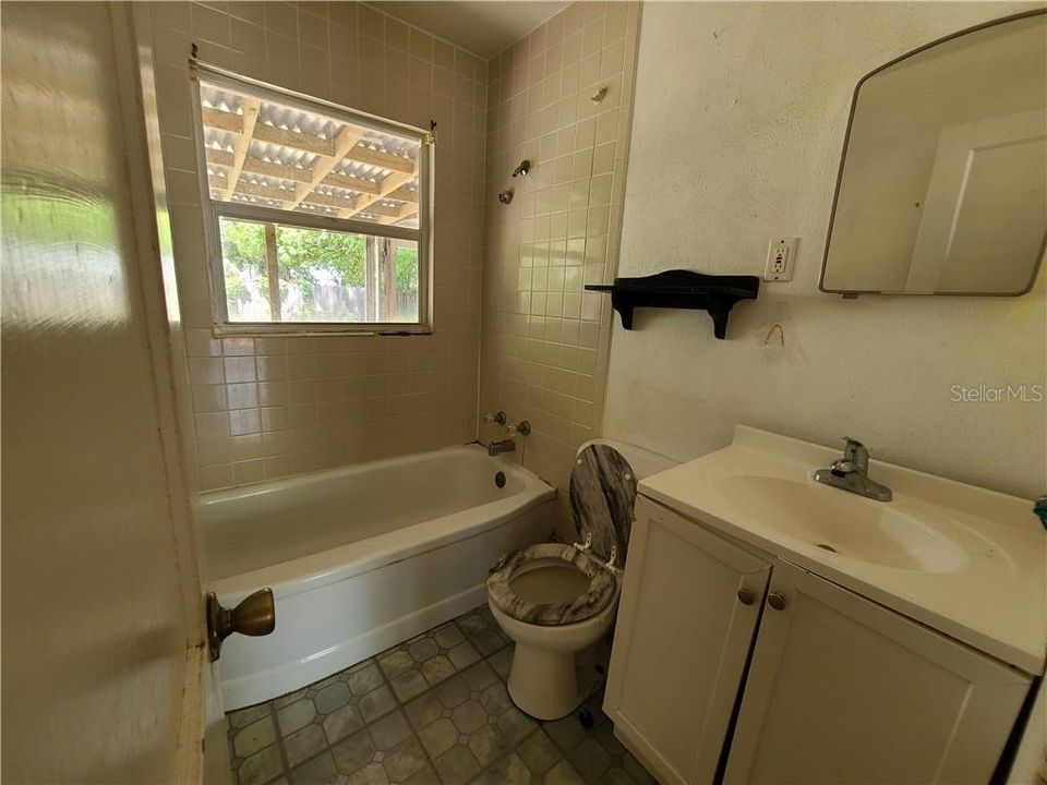 最近售出: $125,000 (2 贝兹, 1 浴室, 596 平方英尺)