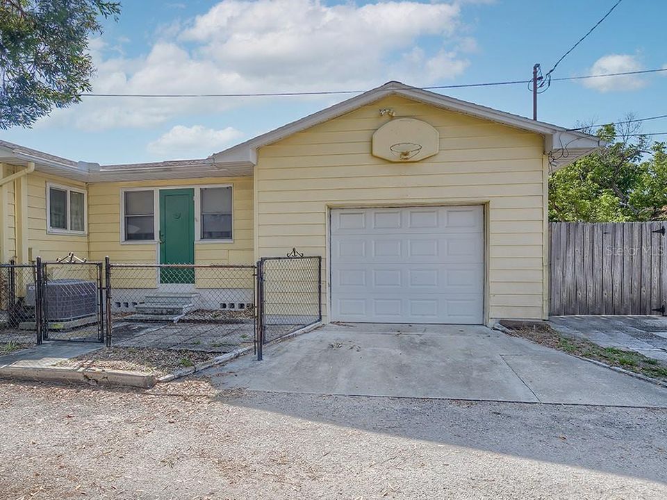 Recently Sold: $260,000 (2 beds, 1 baths, 1083 Square Feet)