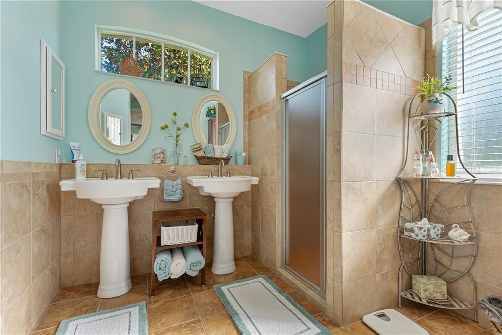 最近售出: $375,000 (4 贝兹, 3 浴室, 2206 平方英尺)