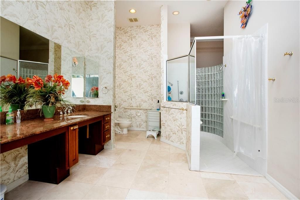最近售出: $595,000 (4 贝兹, 3 浴室, 3900 平方英尺)