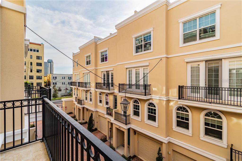 Recently Sold: $1,100,000 (3 beds, 3 baths, 2180 Square Feet)