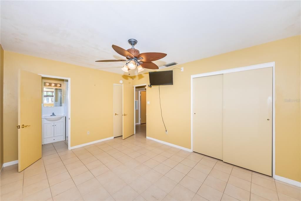 Recently Sold: $349,000 (2 beds, 2 baths, 1374 Square Feet)