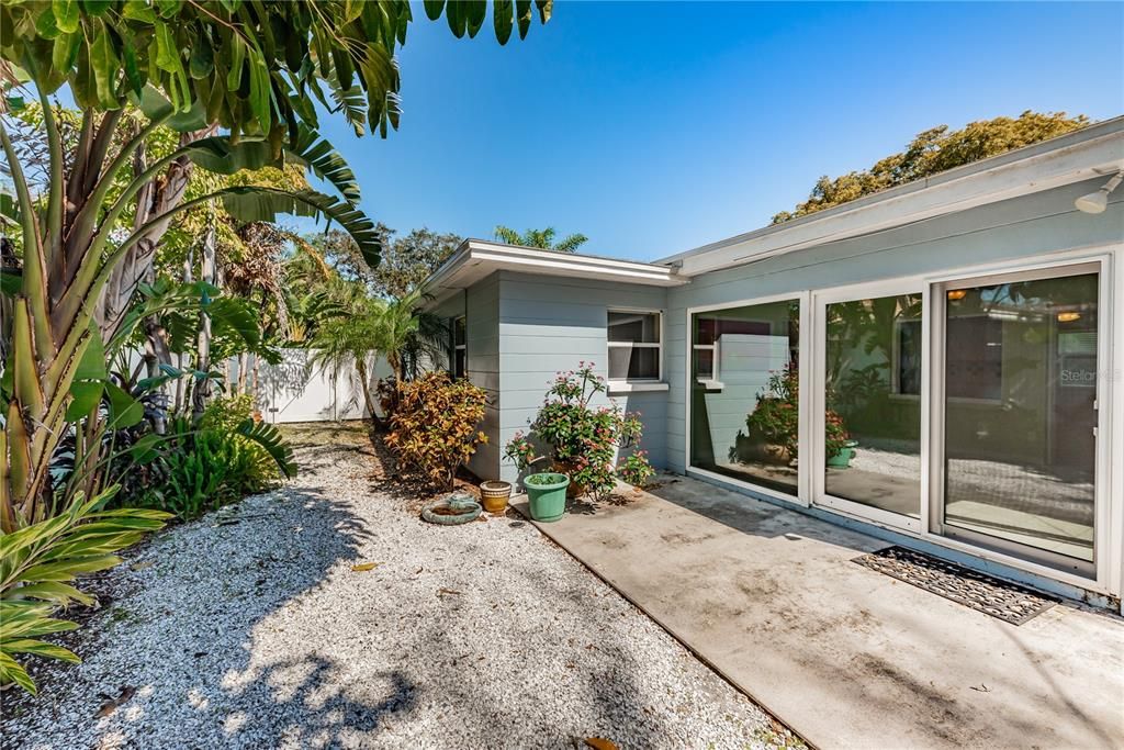 Recently Sold: $349,000 (2 beds, 2 baths, 1374 Square Feet)