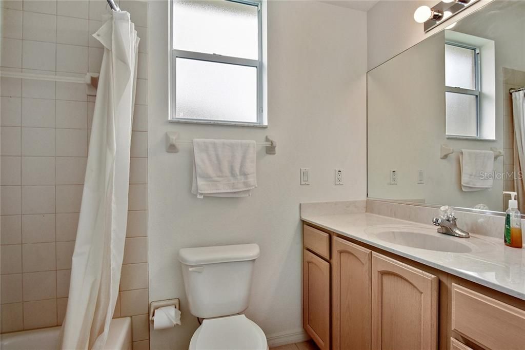 最近售出: $235,000 (4 贝兹, 2 浴室, 1415 平方英尺)