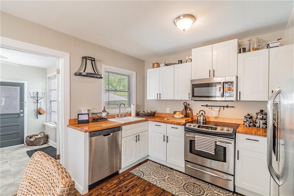 Recently Sold: $293,000 (2 beds, 1 baths, 975 Square Feet)