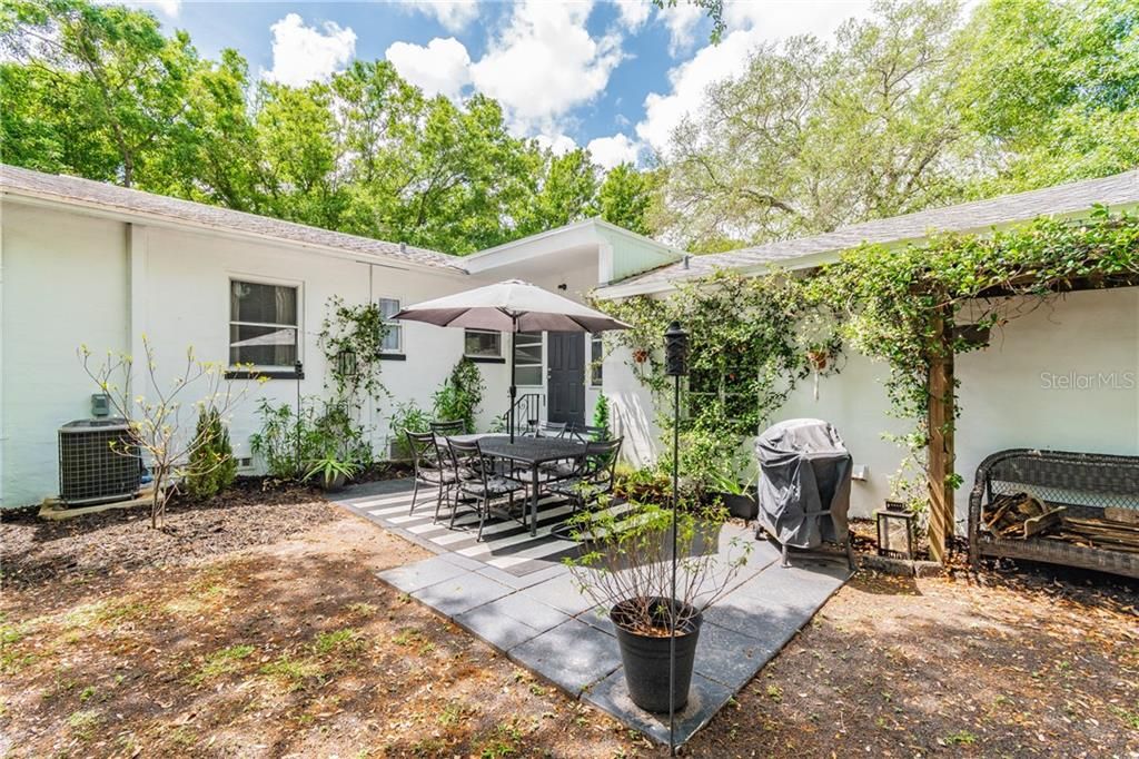Recently Sold: $293,000 (2 beds, 1 baths, 975 Square Feet)