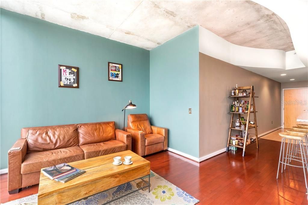 Recently Sold: $319,000 (1 beds, 1 baths, 714 Square Feet)