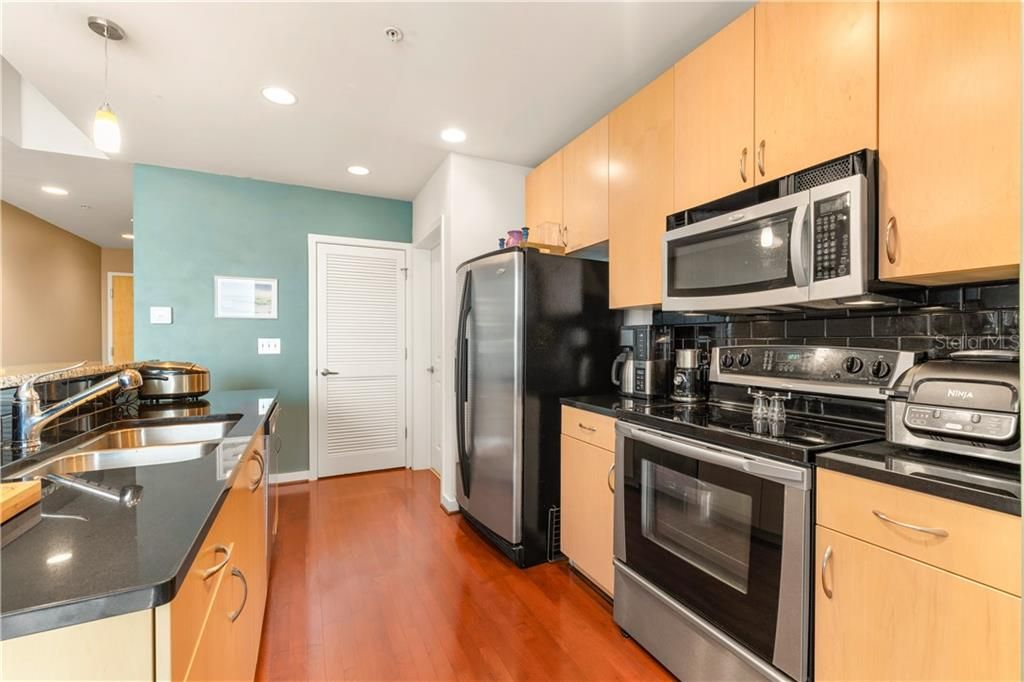 Recently Sold: $319,000 (1 beds, 1 baths, 714 Square Feet)