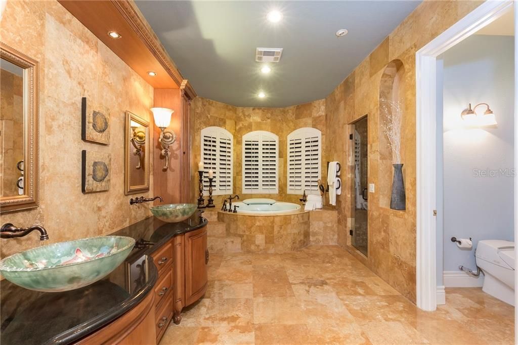 Недавно продано: $1,425,000 (4 спален, 4 ванн, 5002 Квадратных фут)