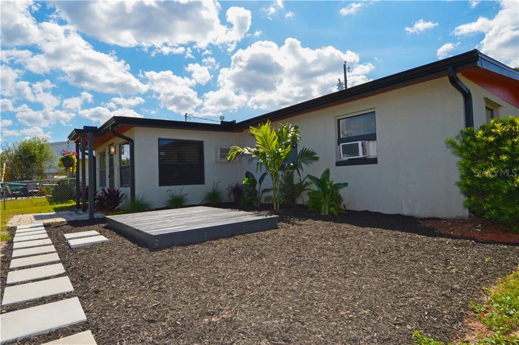 Recently Sold: $235,000 (2 beds, 1 baths, 884 Square Feet)