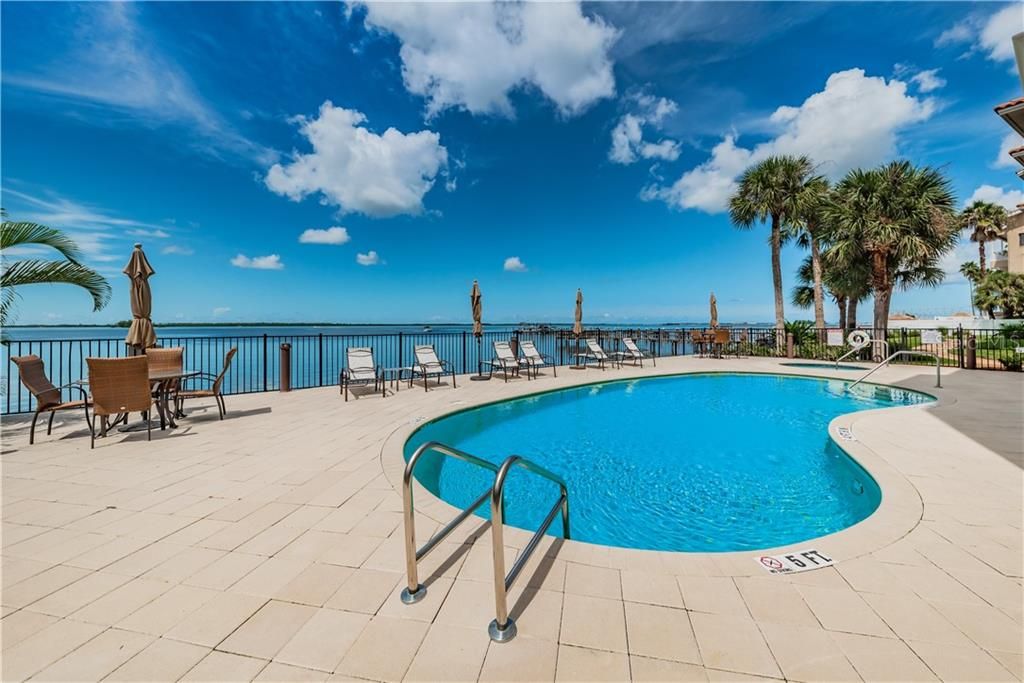 Recently Sold: $950,000 (3 beds, 3 baths, 2454 Square Feet)