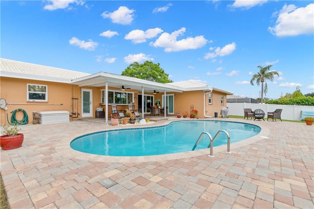 Recently Sold: $550,000 (4 beds, 2 baths, 1965 Square Feet)