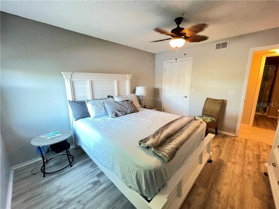Recently Sold: $155,900 (1 beds, 1 baths, 708 Square Feet)