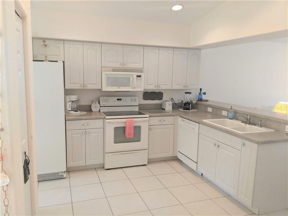 Bright and light kitchen, with cathedral ceilings, recessed light, all appliances included.