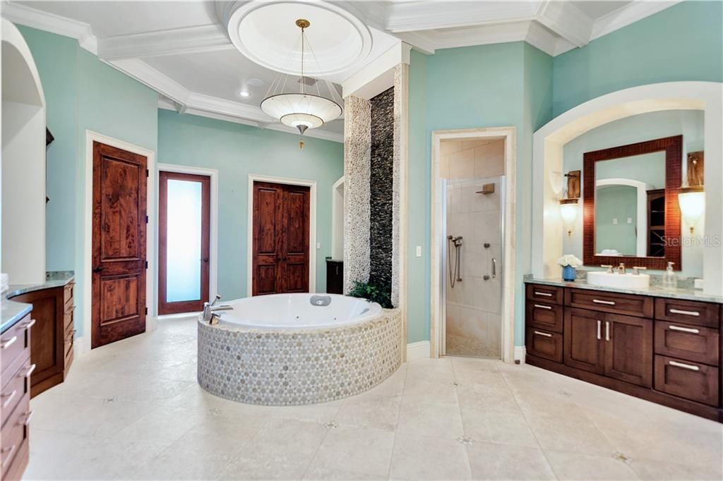 最近售出: $2,600,000 (6 贝兹, 6 浴室, 11069 平方英尺)